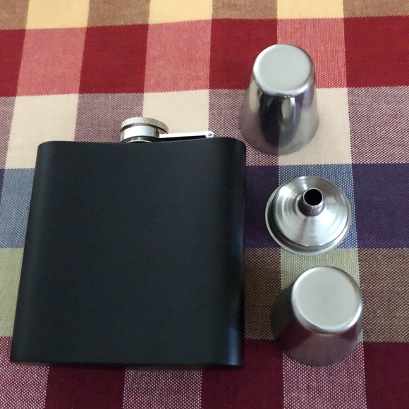 Monogrammed Flask & accessories - Picture 2 of 3